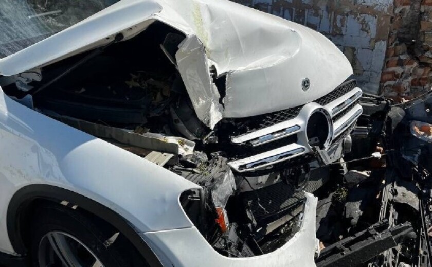 Фото до матеріалу: У Кривому Розі жінка на Mercedes наїхала на зупинку: виявлено 2,15 проміле