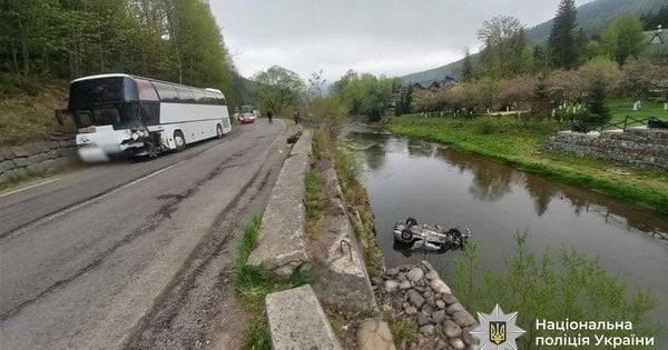 Фото до матеріалу: ДТП на Прикарпатті: легковик злетів у річку Прут після зіткнення з автобусом