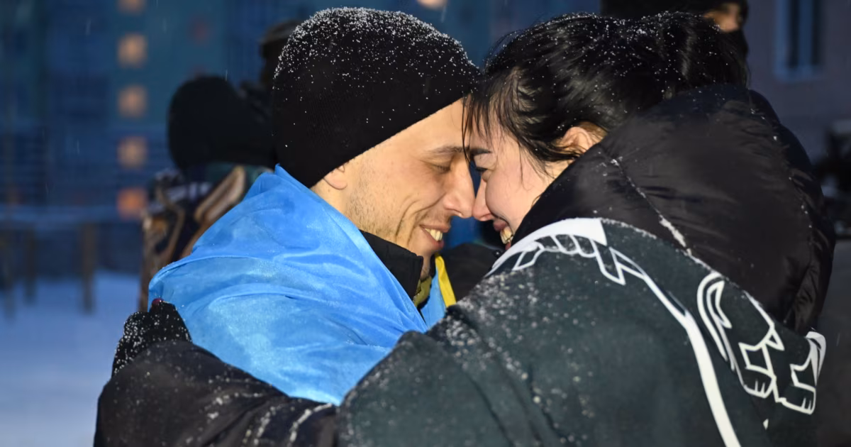 Фото до матеріалу: Сльози, обійми та довгоочікувані дзвінки додому: перший у 2026 році обмін полоненими, серед яких є кримчани (фотогалерея)