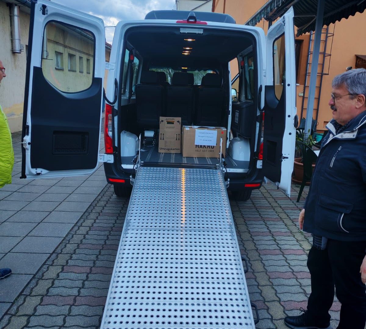 Фото до матеріалу: Вільховецька громада отримала Mercedes Sprinter для перевезення людей з інвалідністю