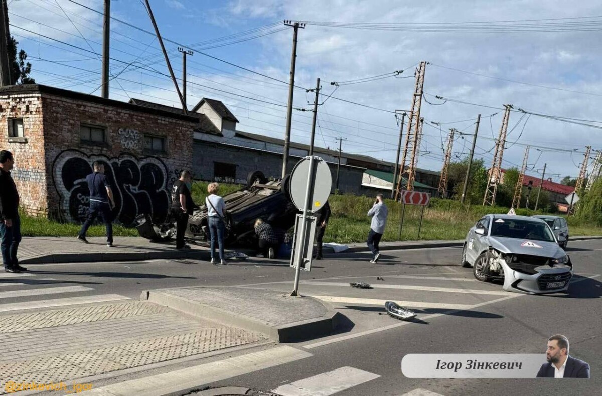 Фото до матеріалу: У Львові перевернувся автомобіль: деталі ДТП на вулиці Курмановича