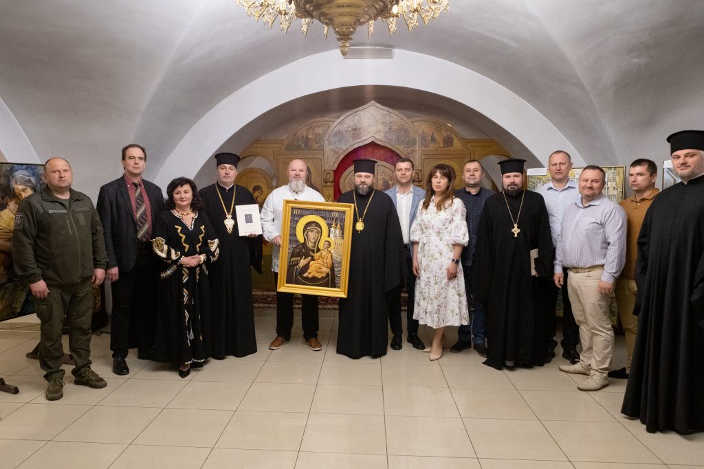 Фото до матеріалу: У Вінниці відкрили виставку Володимира Козюка «Молитва за Україну»