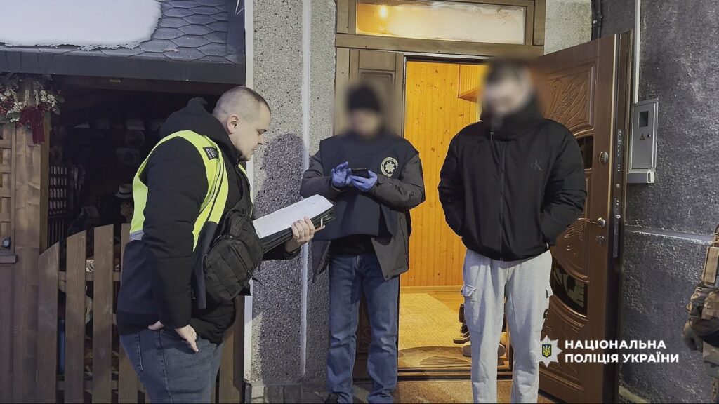 Фото до матеріалу: На Івано-Франківщині затримали групу, яка викрала близько 900 тисяч гривень з рахунків громадян