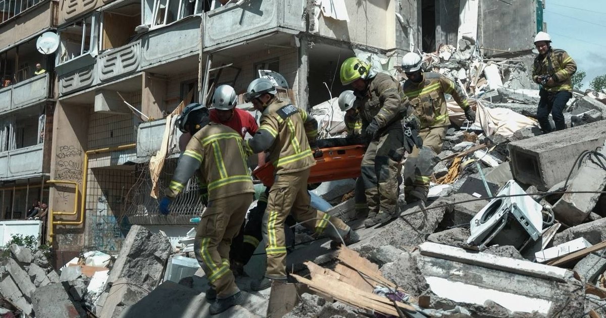 Фото до матеріалу: У Києві зросла кількість загиблих після ракетного удару: до 12 осіб, серед них діти