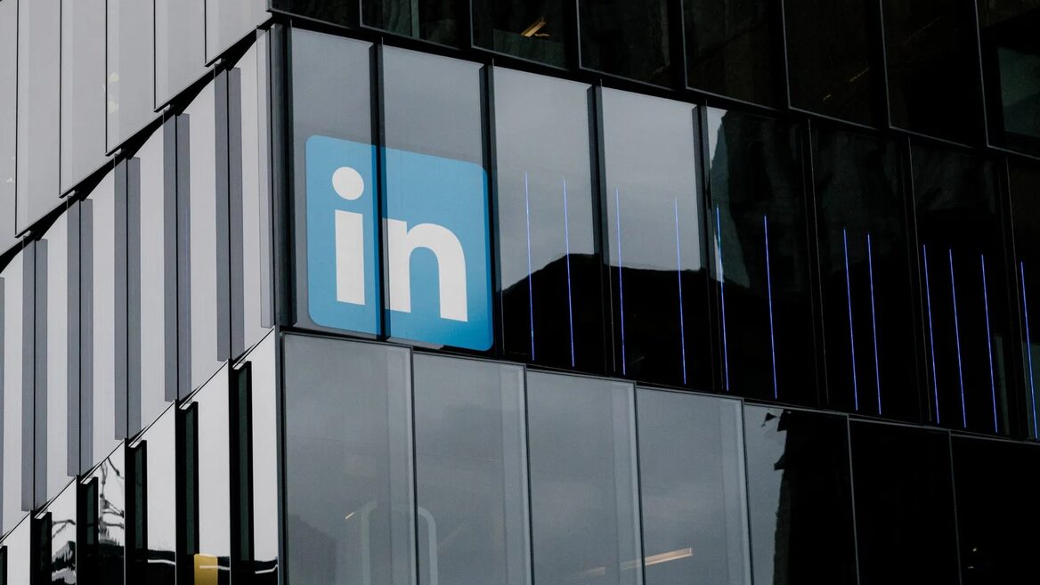 Фото до матеріалу: LinkedIn скорочує штат: інженерія, розробка та маркетинг під загрозою