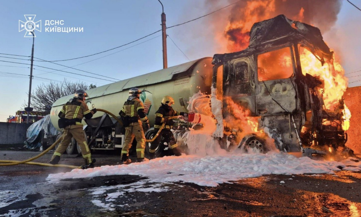Фото до матеріалу: Троє людей травмовані внаслідок нічної атаки на Київщину: пошкоджено житло та промисловий об'єкт