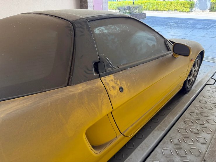 Фото до матеріалу: У гаражі в Японії знайшли рідкісний Honda NSX-R за мільйон доларів