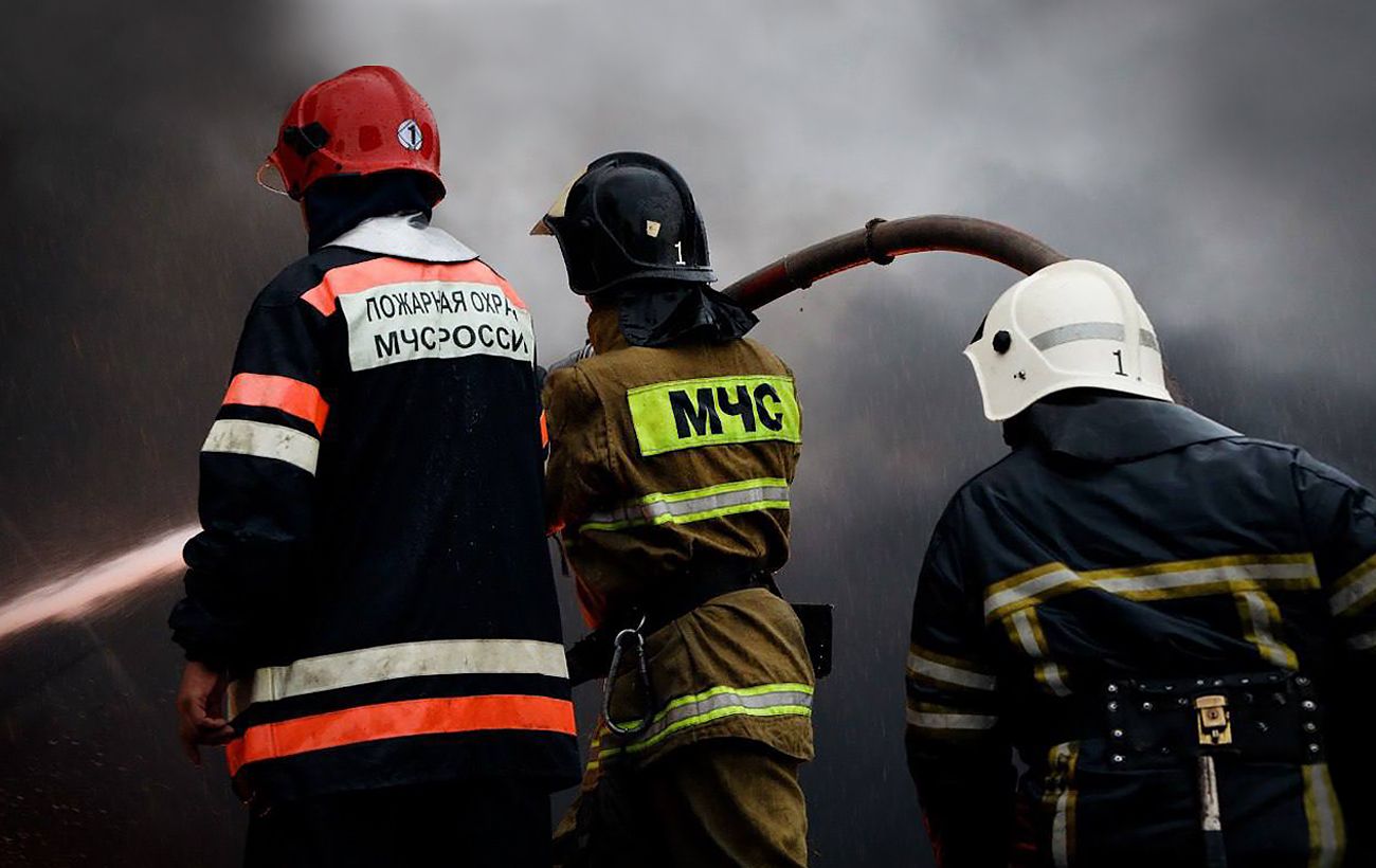 Фото до матеріалу: Невідомі дрони атакували НПЗ у Ленінградській області: спалахнула пожежа