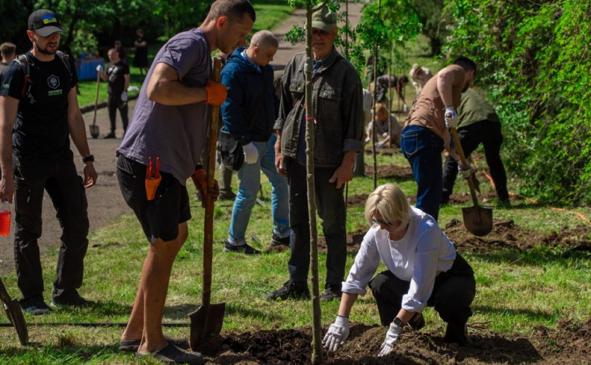 Фото до матеріалу: У Києві відкрили Алею Героїв 412 бригади Nemesis у Ботанічному саду