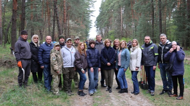 Фото до матеріалу: У Луцькій громаді на честь загиблих воїнів висадили 130 дубів пам'яті