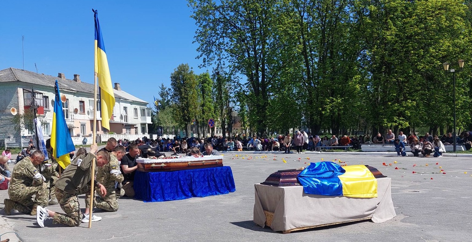 Фото до матеріалу: Глухівці попрощалися з воїном Олександром Драганом, який рятував побратимів