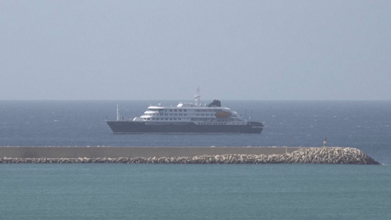 Фото до матеріалу: Суд у Мадриді зобов'язав 14 пасажирів MV Hondius пройти примусовий карантин через хантавірус