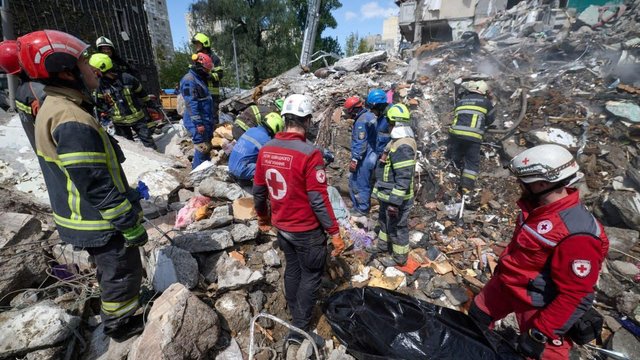 Фото до матеріалу: УЧХ рятує людей після ракетного удару по житловому будинку в Києві