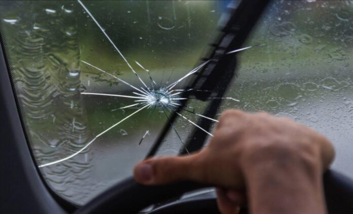 Фото до матеріалу: Чи можна кермувати авто з тріщиною на лобовому склі і що за це буде – Новини