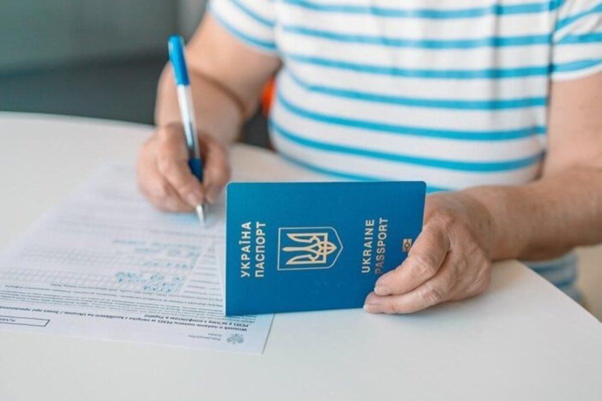 Фото до матеріалу: Українці в Польщі: старт прийому тривалих посвідок CUKR та зміна статусу PESEL UKR