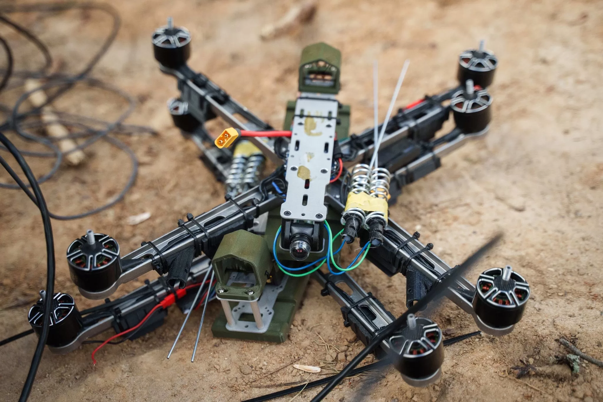 Фото до матеріалу: Міноборони прискорило постачання нових FPV-дронів, які працюють у РЕБ