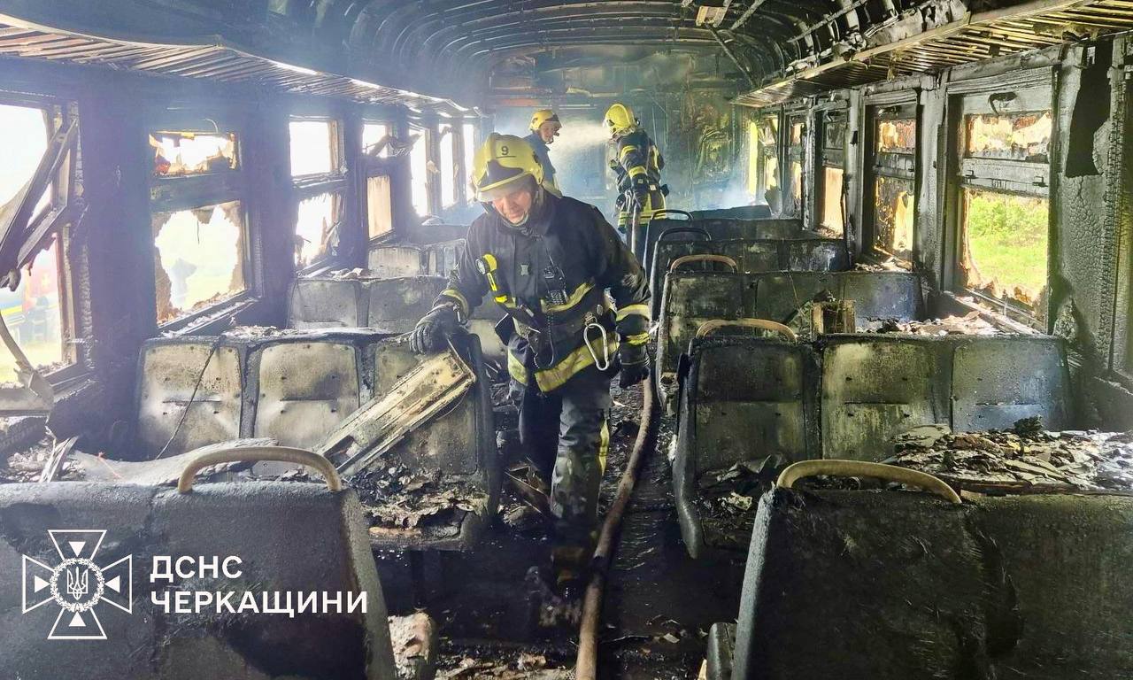 Фото до матеріалу: Поблизу Косарів на Черкащині загорівся поїзд Черкаси-Знам'янка