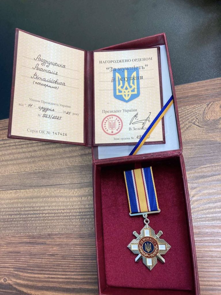 Фото до матеріалу: У Чорнобаївській громаді вшанували пам'ять трьох загиблих захисників: нагороди отримали їхні родини