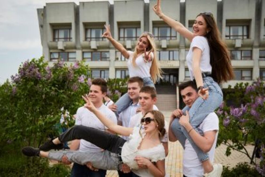 Фото до матеріалу: Авіаудар по Шостці: пошкоджено міськраду, школу та житлові будинки, є поранені