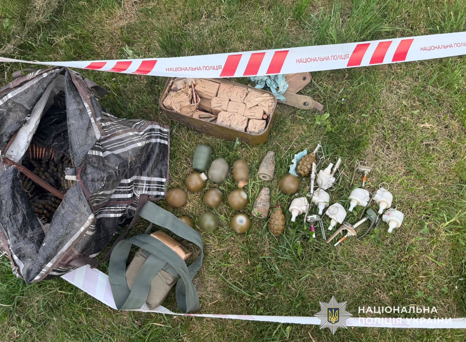 Фото до матеріалу: Поліцейські затримали чоловіка зі сховком бойових гранат та патронів у Львівщині