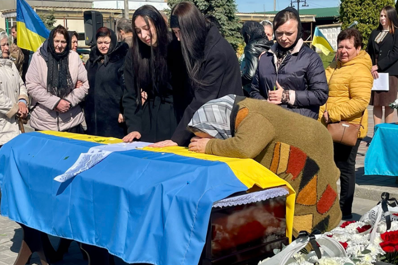 Фото до матеріалу: Корецька громада провела прощання із захисником Сергієм Лисаковичем