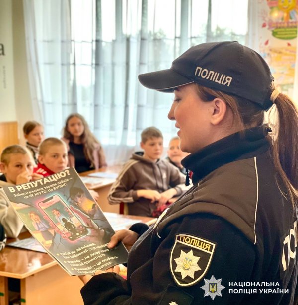 Фото до матеріалу: Кібербулінг – це не дрібниця: на Первомайщині поліцейська розповіла підліткам про правові наслідки онлайн-знущань