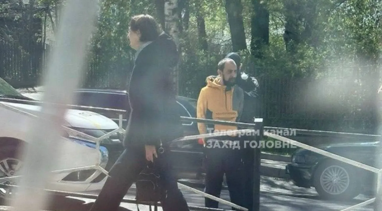 Фото до матеріалу: У Хмельницькому чоловік відкрив вогонь посеред вулиці, але ніхто не постраждав