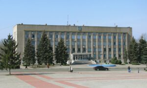 Фото до матеріалу: Четверо поранених, пошкоджені автівки та відділення пошти: ворог атакував дві громади на Нікопольщині та Синельниківщину
