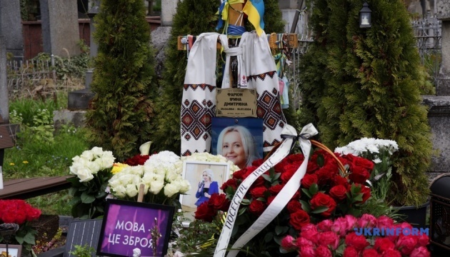 Фото до матеріалу: У Львові вшанували пам'ять Ірини Фаріон: рідні та міська влада поклали квіти на Личаківці
