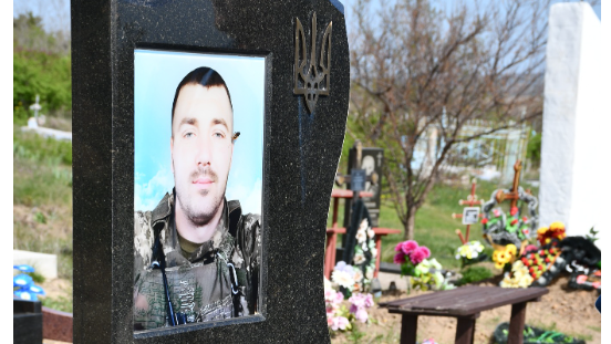 Фото до матеріалу: У Березівській громаді відвідали могилу загиблого воїна Максима Кравчини