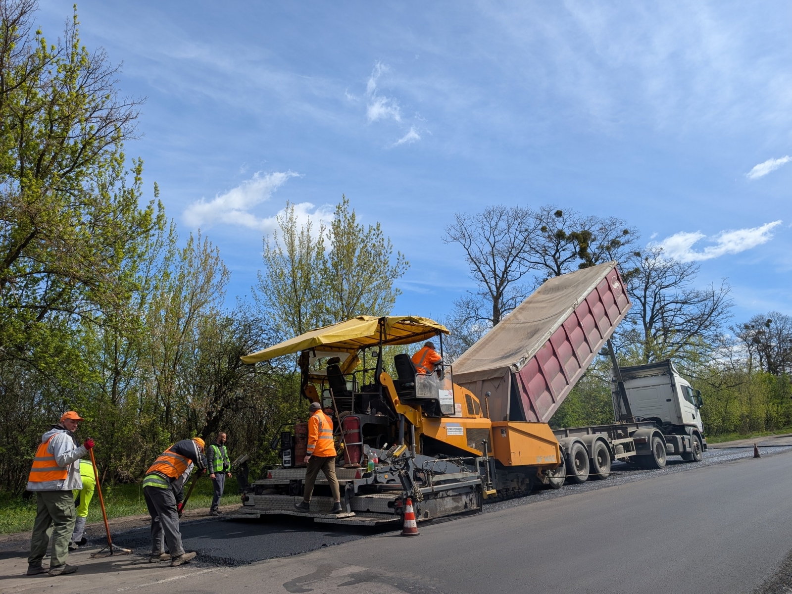 Фото до матеріалу: Дорожники Волинської області ліквідовують ями на трасі М-07 до польського кордону