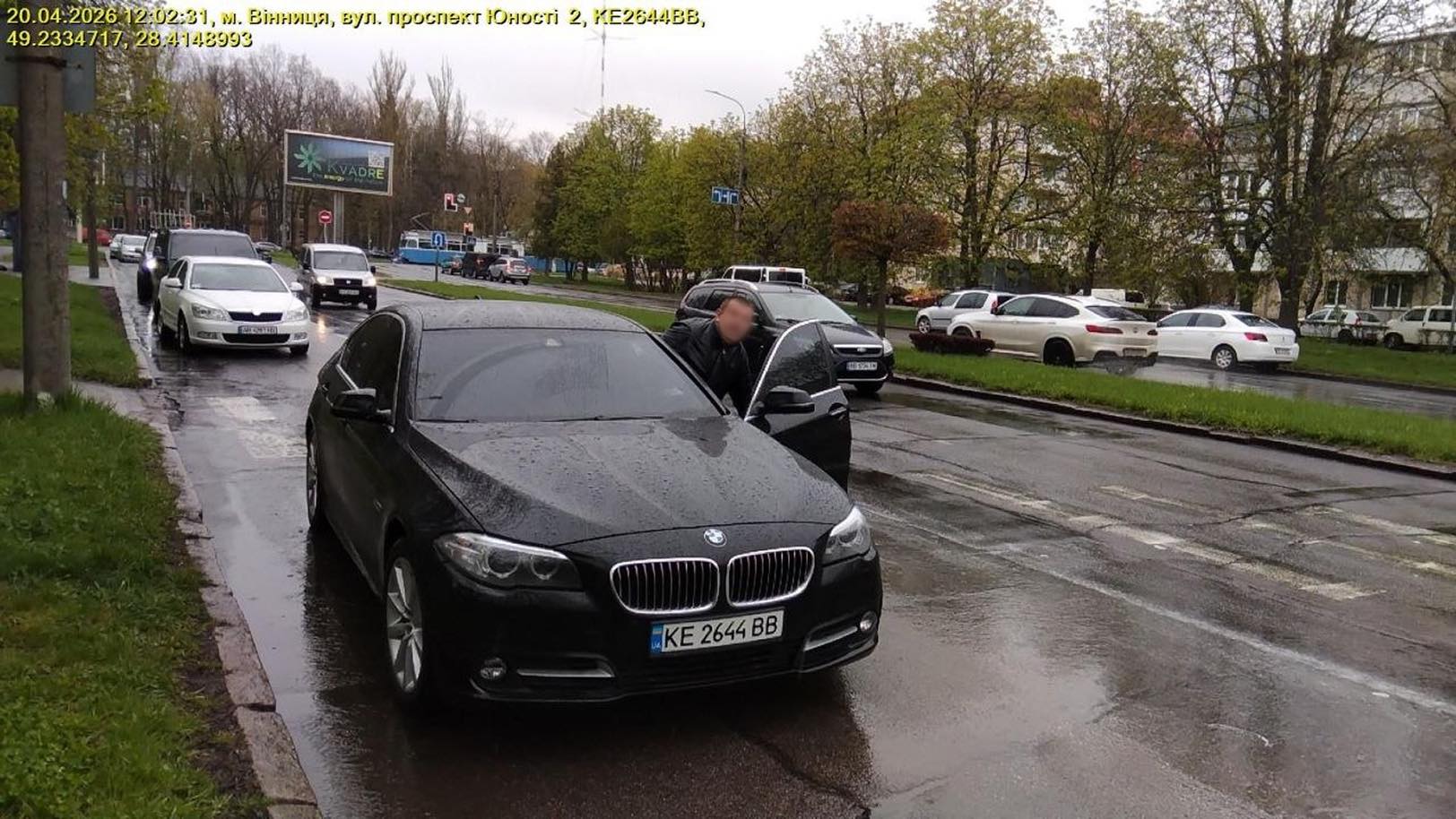 Фото до матеріалу: У Вінниці водій автомобіля BMW вдарив інспекторку з паркування