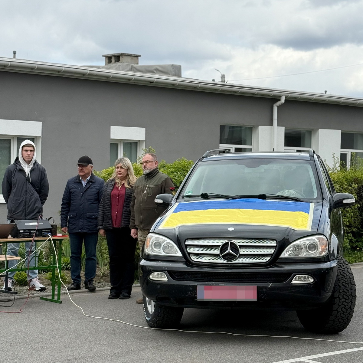 Фото до матеріалу: Вінницький ліцей №13 та родина загиблого Героя передали Mercedes на передову