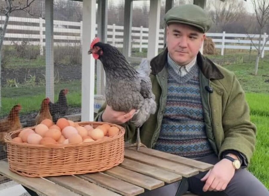 Фото до матеріалу: Киянин Петро Приседько створив сервіс оренди курей за підпискою