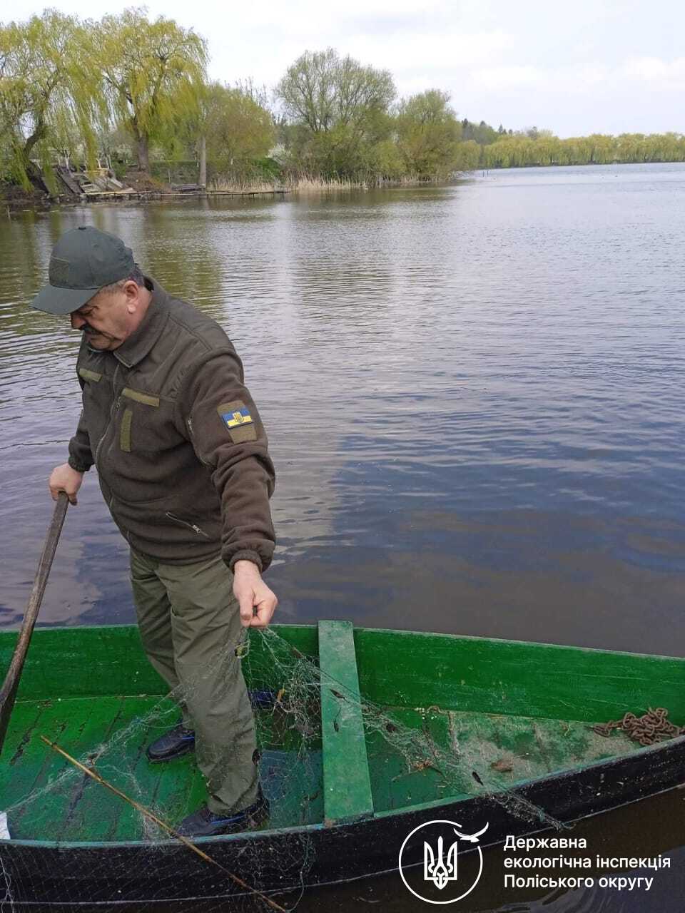 Фото до матеріалу: Браконьєри заставили Млинівське водосховище на Дубенщині: екоінспекція вилучила понад 60 метрів сіток