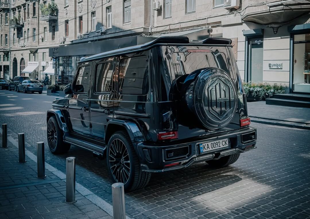Фото до матеріалу: На вулицях Києва з'явився ексклюзивний Mercedes-AMG G63 з пакетом Urban Widetrack