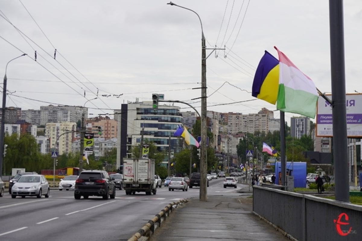 Фото до матеріалу: Хмельницький: по вулиці Степана Бандери вивісили прапори країн ЄС