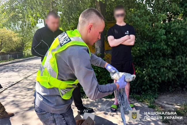 Фото до матеріалу: В Острозі затримали дилера з кілограмом психотропів