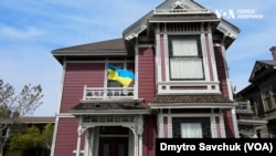 Фото до матеріалу: Власники будинку серіалу «Всі жінки відьми» вивісили український прапор у Лос-Анджелесі