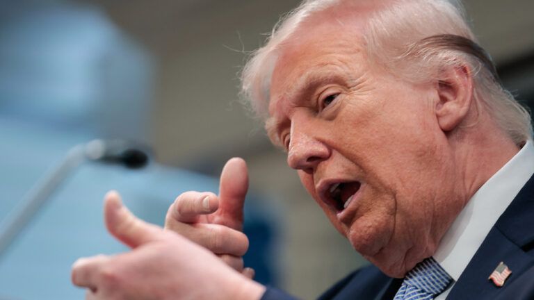 Фото до матеріалу: Трамп підвищує мита на авто з ЄС до 25%: Європарламент назвав це неприйнятним