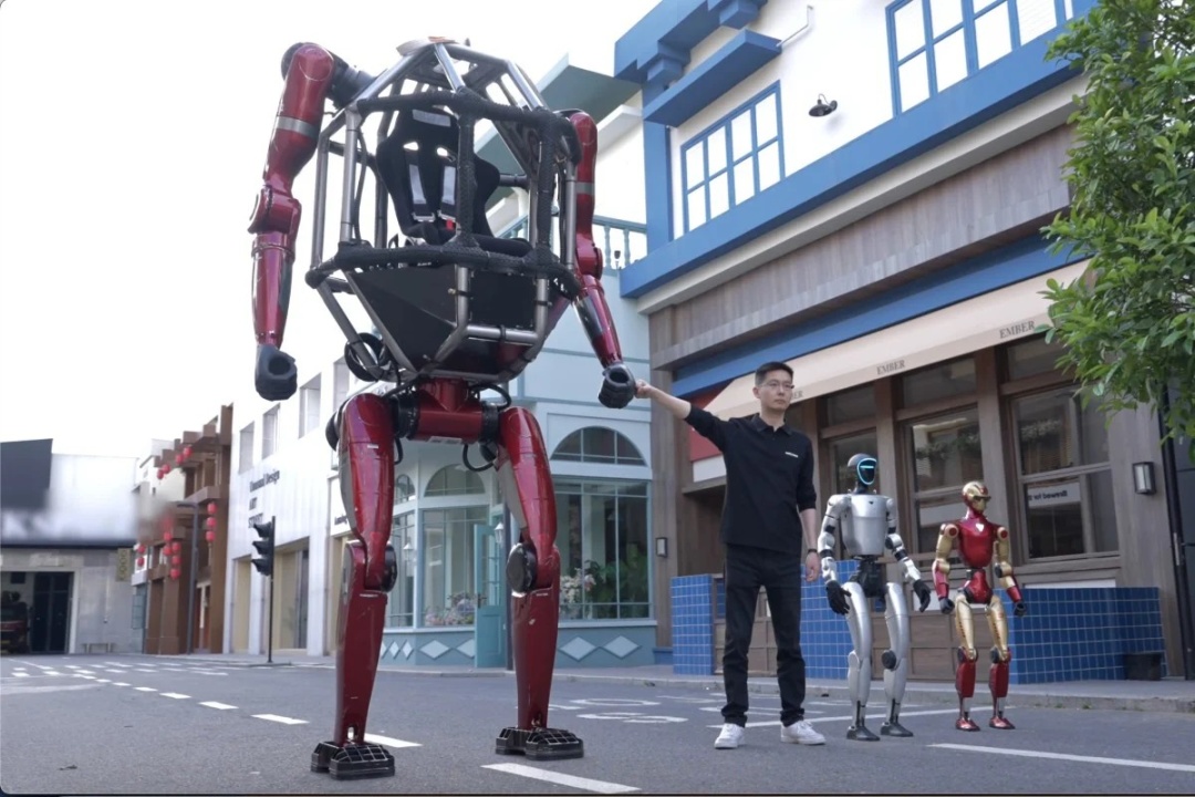Фото до матеріалу: Китайський гігантський робот-трансформер: новинка Unitree Robotics коштує 573 тисячі доларів