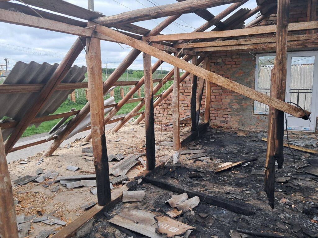 Фото до матеріалу: У Уманській громаді уламки БПЛА пошкодили будинок та викликали пожежу