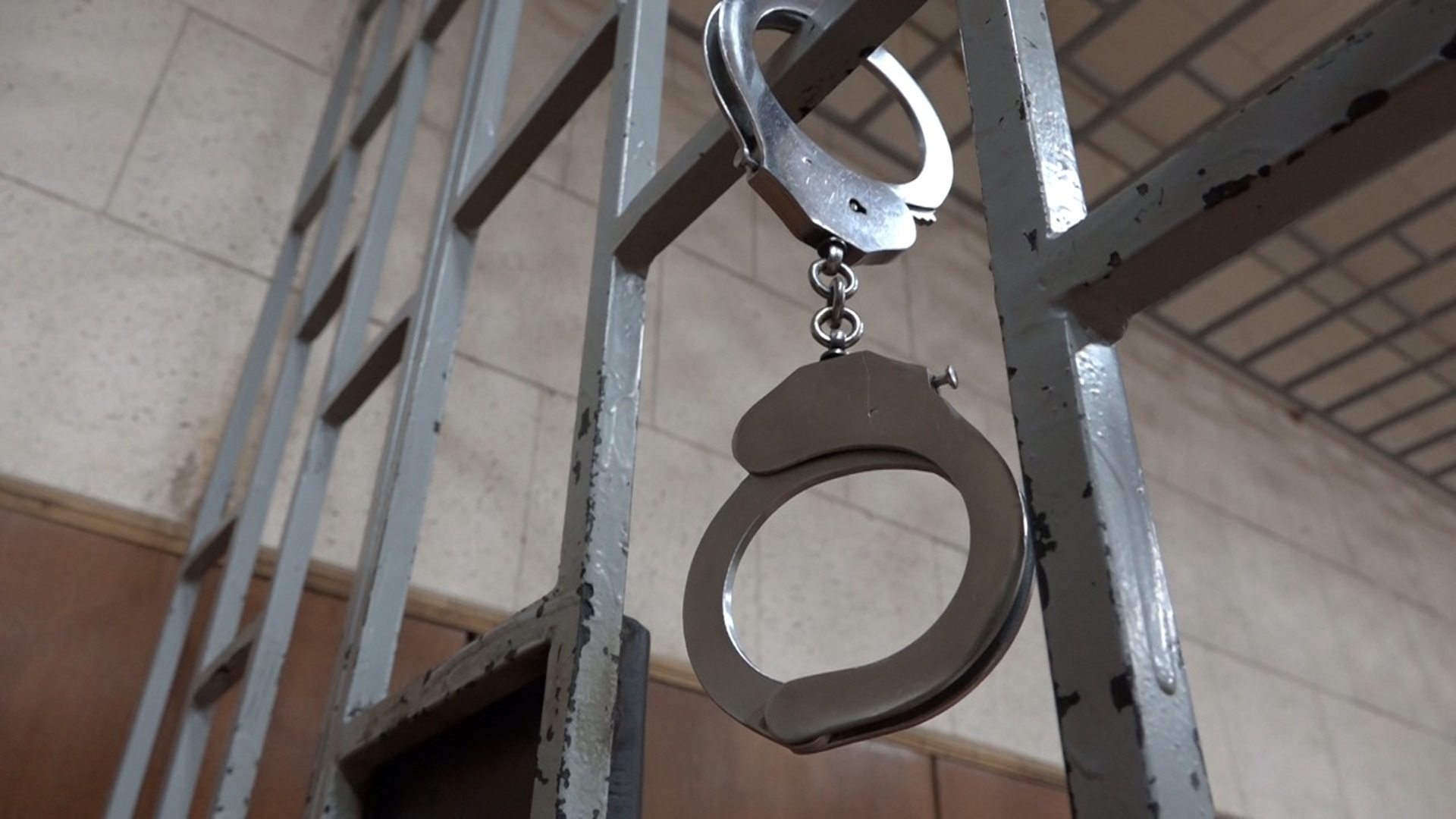 Фото до матеріалу: На Хмельниччині підозрюваний утік з-під конвою після суду, але затримали за кілька годин