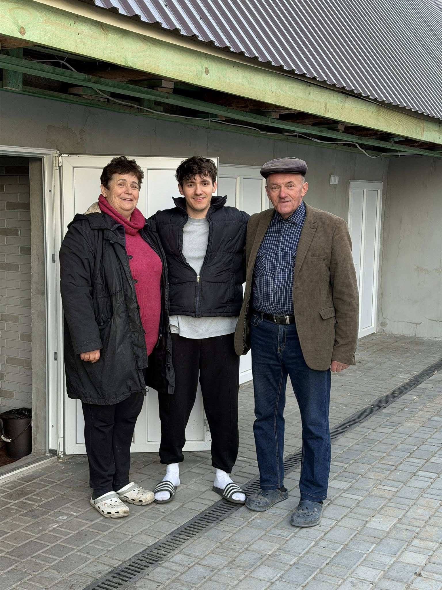 Фото до матеріалу: YAKTAK повернувся до рідної Старої Вижівки: зворушливі фото з родиною