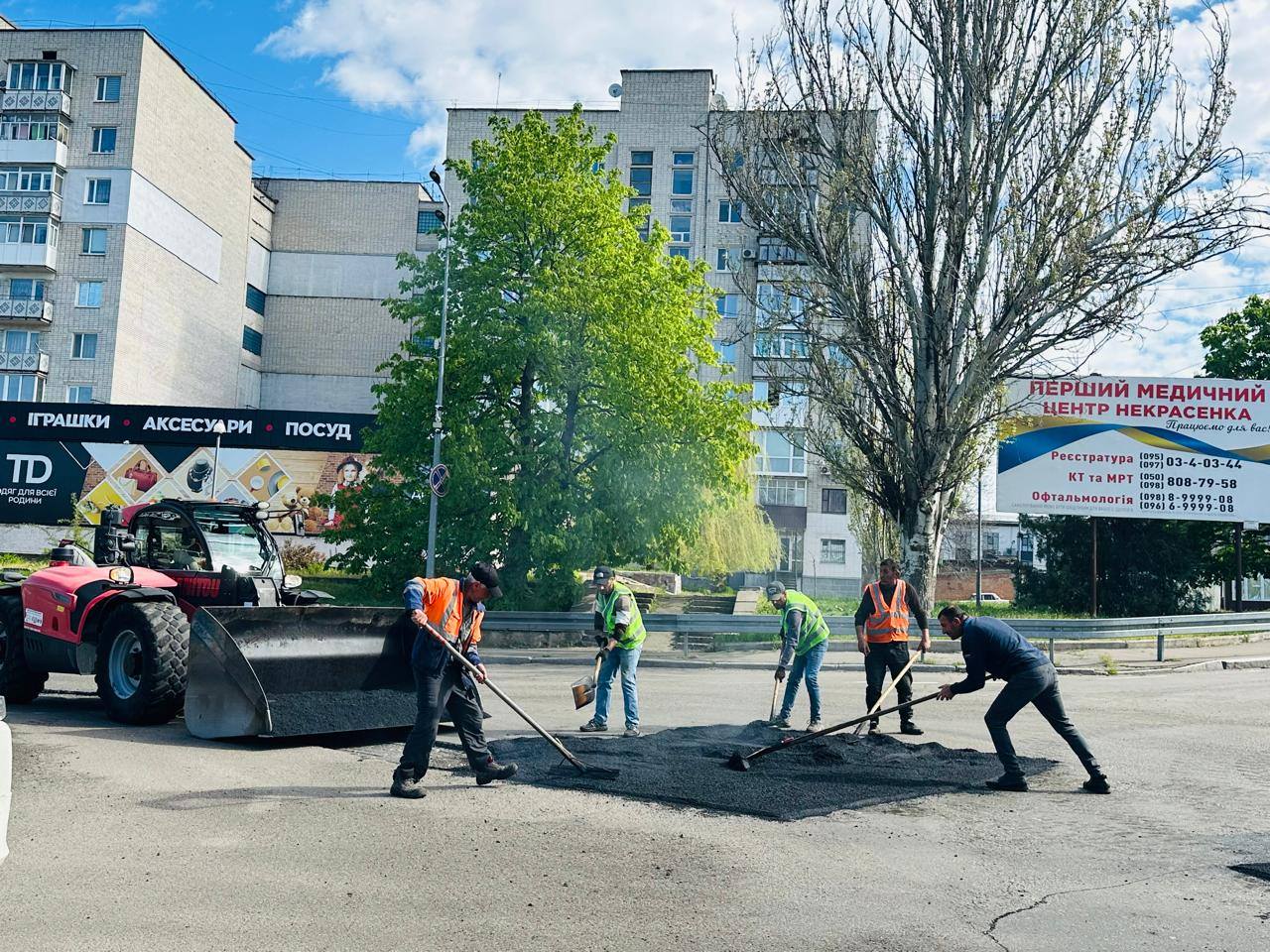 Фото до матеріалу: У Первомайській громаді триває масове відновлення доріг