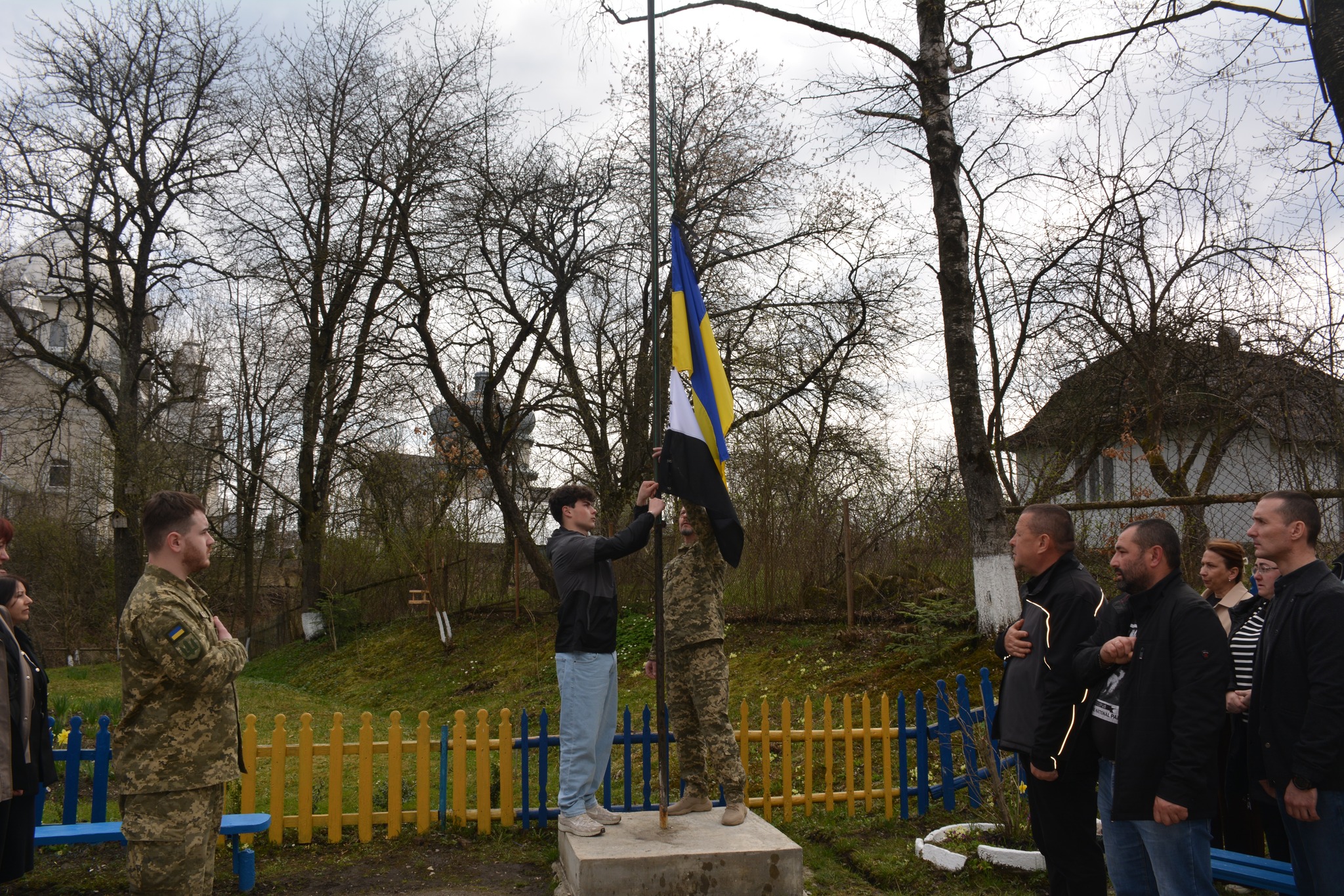 Фото до матеріалу: У Молодківському ліцеї підняли Прапор Надії: чотири місцевих захисники досі зникли безвісти