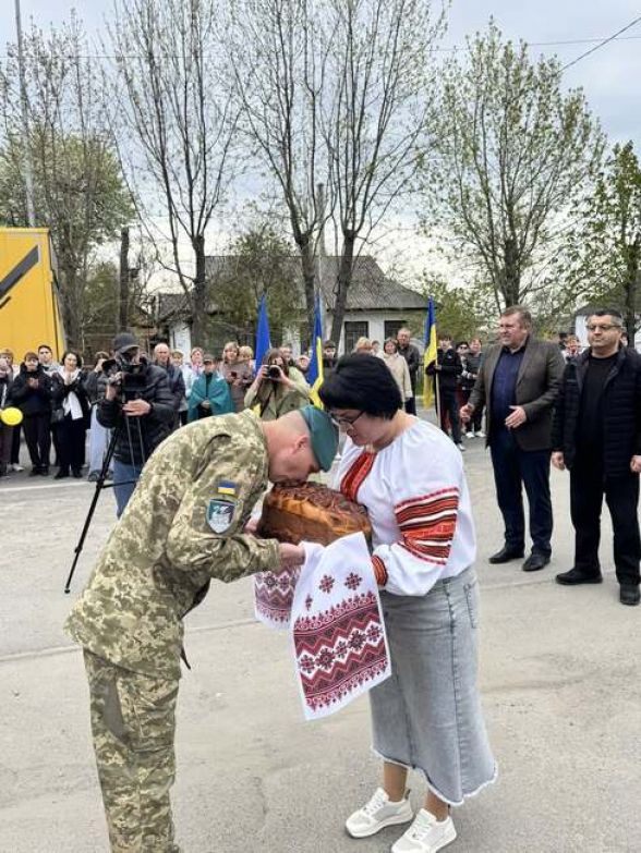 Фото до матеріалу: У Вінниччині з великою радістю зустріли захисника Руслана Басовського після 4 років полону