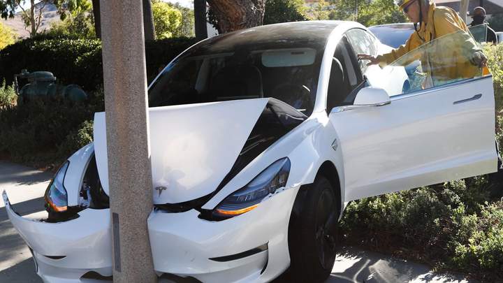 Фото до матеріалу: Tesla відкликає 173 Cybertruck через ризик відпадіння коліс