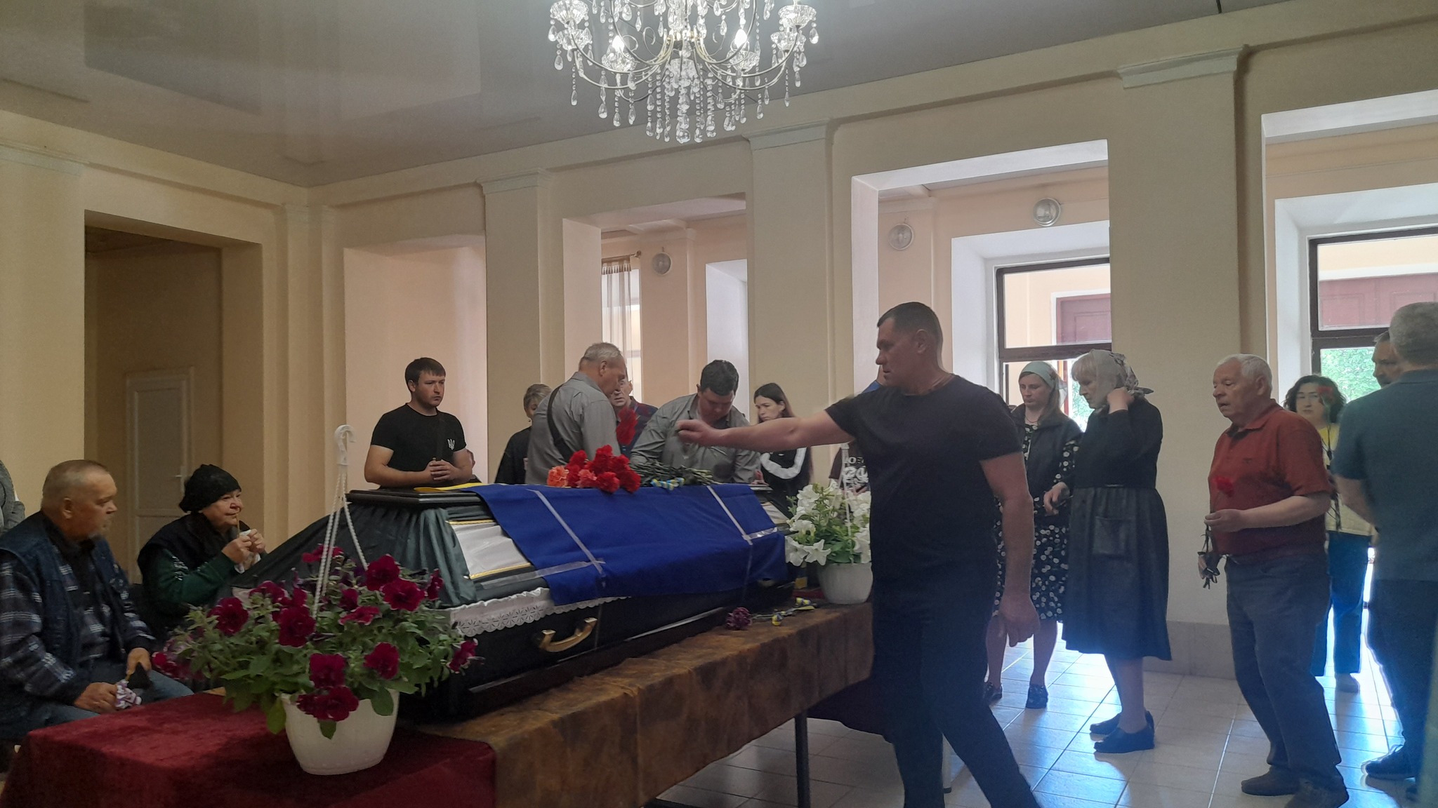 Фото до матеріалу: Первомайщина схилила голови: громада проводжає в останню путь Андрія Клименка