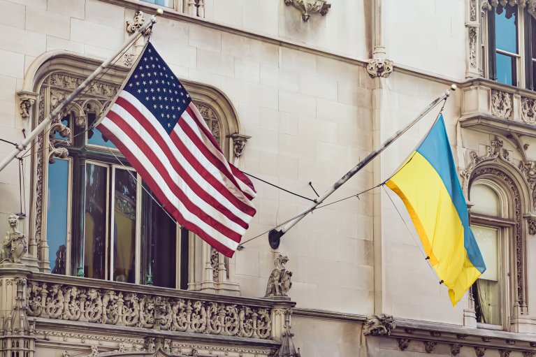 Фото до матеріалу: Японія переходить на чорно-біле пакування снеків через війну в Ірані